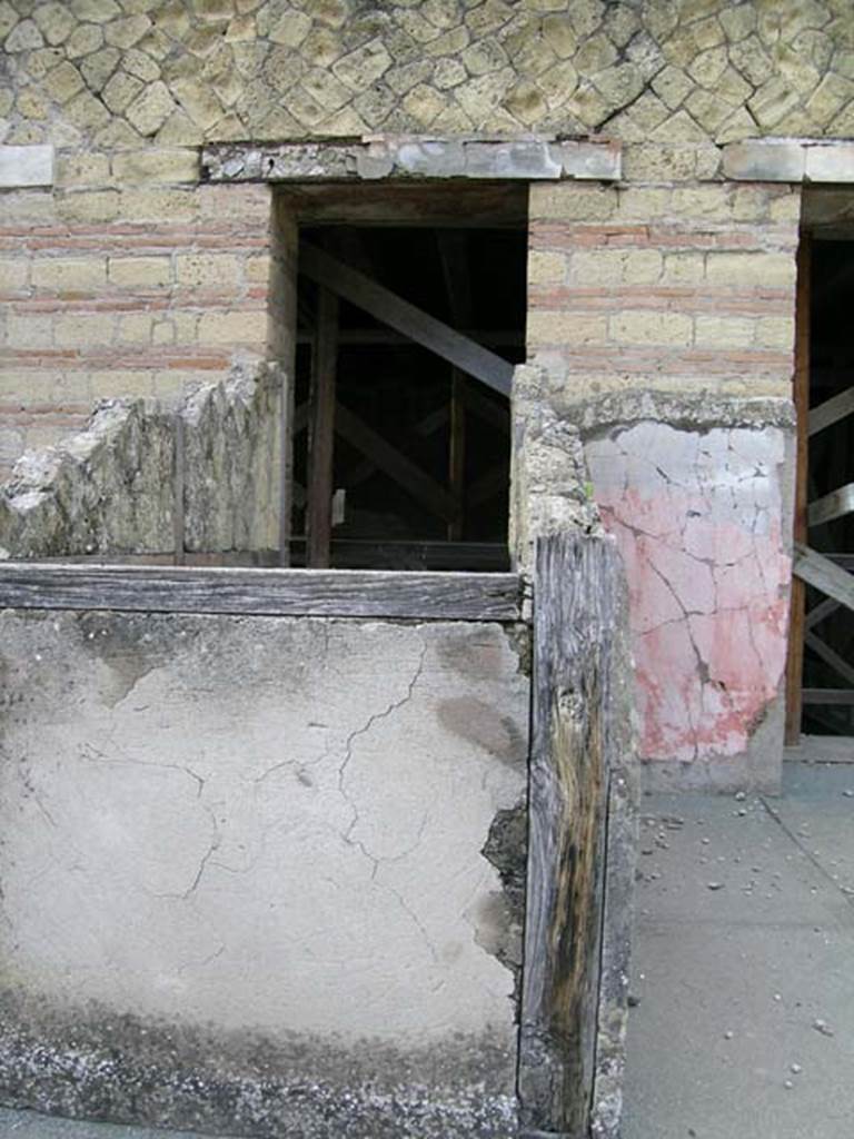 IV, 21, Herculaneum, May 2004.
Looking west on upper floor, above area of steps leading to midle doorway on balcony around upper atrium. Photo courtesy of Nicolas Monteix.